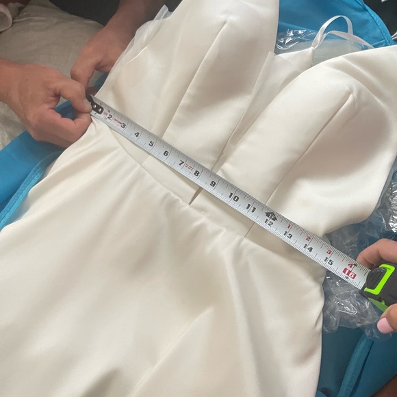 Brand new, never worn WEDDING DRESS. Never altered. Size 10. - Picture 6 of 6
